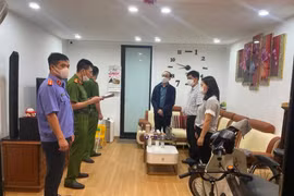 Cơ quan công an thi hành quyết định khởi tố bị can đối với ông Nguyễn Tấn Hoàng.