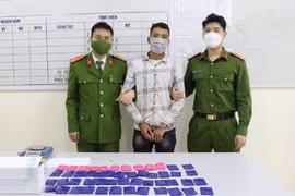 Đối tượng Lò Văn Yên và tang vật tại cơ quan công an.