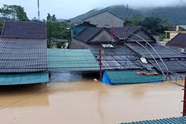 Mưa lớn, thủy điện đồng loạt xả lũ, hàng ngàn nhà dân ở Nghệ An bị ngập sâu
