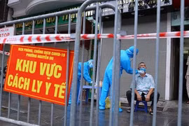 Người dân ở khu vực phố Trần Nhân Tông được lấy mẫu xét nghiệm ngày 24/9. Ảnh: TTXVN