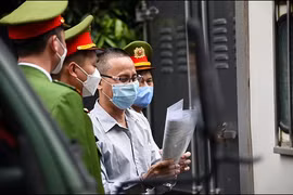 Bị cáo Lê Văn Dũng, tức Lê Dũng Vova, bị tuyên phạt 5 năm tù về tội tuyên truyền chống Nhà nước Cộng hòa xã hội chủ nghĩa Việt Nam