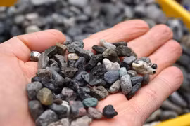 Những viên sỏi nhựa đe dọa các bãi biển ở Vương quốc Anh