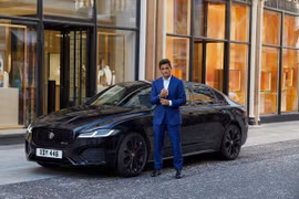 Sau tay lái mẫu xe XF Saloon mới nhất của Jaguar, tay đua Evans bị truy đuổi khắp Thủ đô nước Anh.