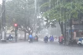 Chiều nay áp thấp nhiệt đới suy yếu thành vùng áp thấp, đi vào đất liền, suy yếu và tan dần.