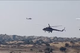 Video Apache AH-64E Mỹ cùng đội hình chiến đấu với Mi-17 Nga ở Ấn Độ