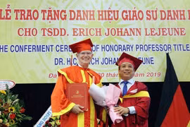 Giáo sư danh dự phải có bằng tiến sĩ