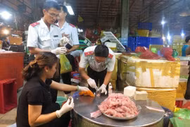 Gần 50% mẫu rau quả và hơn 40% mẫu hải sản có dư lượng hoá chất, kim loại nặng
