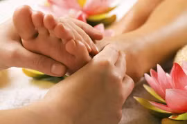 Xoa bóp đôi chân giữ gìn sức khỏe