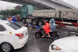 Hai người tử vong dưới gầm xe đầu kéo ở chân cầu Vĩnh Tuy