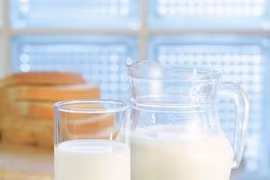 Uống sữa và nước bị tiểu đêm