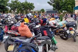 Cả ngàn công nhân lao động lỉnh kỉnh đồ đạc về quê. Ảnh: Công an cung cấp.