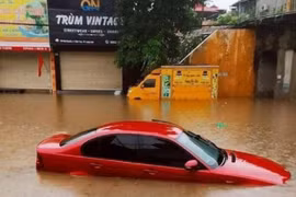 Nhiều tuyến đường ngập lụt, ô tô nổi lềnh bềnh trên phố tại TP Lạng Sơn.