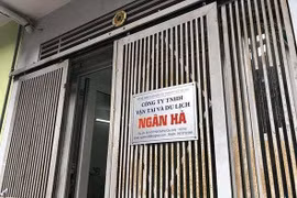 Nhiều xe không phép đưa đón học sinh trường Gateway