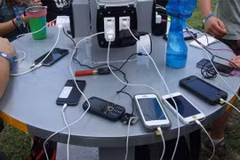 Đừng dùng ổ sạc pin công cộng