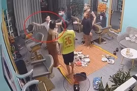 Hình ảnh Phó Trưởng Công an phường Sông Bằng tát phụ nữ được camera ghi lại.