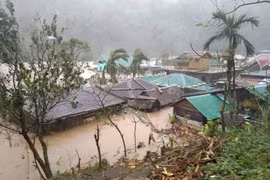 Cảnh tan hoang khi bão Vamco quét qua Philippines