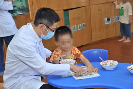 Nguy cơ chậm nói tới 49% khi trẻ chơi thiết bị điện tử quá nhiều