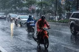 Nắng gắt kèm giông nhiệt khó dự báo sớm