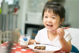 Cô gái Hà Lan mách mẹ về lợi ích bất ngờ nhờ uống sữa tươi trong bữa sáng cho trẻ
