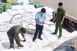 Tổ công tác liên ngành kiểm tra tang vật.