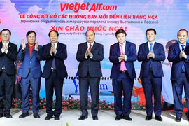 Chủ tịch nước Nguyễn Xuân Phúc cùng lãnh đạo đoàn Việt Nam tham dự lễ công bố các đường bay.