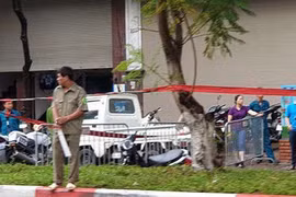 Cây phượng bật gốc, đè người đàn ông đi xe máy tử vong trên phố Hà Nội
