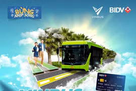 Người dân Thủ đô mua vé xe buýt điện bằng thẻ BIDV Napas