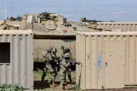 Quân đội Israel diễn tập bắn đạn thật chống quân đội Syria và Hezbollah