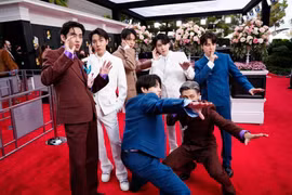 BST “thần thái” trên thảm đỏ Grammy 2022