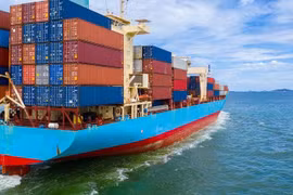 Kiến nghị giảm một loạt phí vận tải biển để bình ổn giá cước