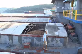 Doanh nghiệp 'mắc cạn' vì quy định vênh nhau?