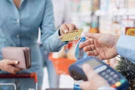Thanh toán không dùng tiền mặt: Ngân hàng than khó khi chuyển thẻ từ sang thẻ chip