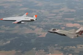 Mỹ thử nghiệm thành công UAV tiếp dầu trên không cho F-35C Hải quân