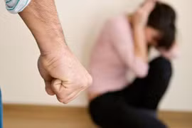  Cứ 3 phụ nữ Việt Nam, có gần 2 người bị chồng bạo hành