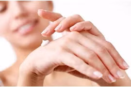 Mẹo nhỏ cho bàn tay hết nứt nẻ mùa đông