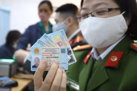 Người Hà Nội xếp hàng làm căn cước công dân gắn chip trong đêm