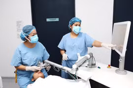 Bác sĩ Nguyễn Thị Mai (trái) chuẩn bị thực hiện ca phẫu thuật khúc xạ bằng công nghệ CLEAR cho bệnh nhân﻿.