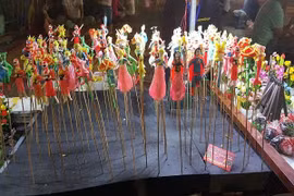 Những người “bám” nghề tò he
