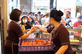 Xếp hàng mua bánh mì thanh long ở TP.HCM