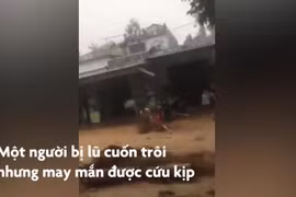 Khoảnh khắc lũ cuốn người ở Quảng Nam