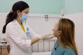Môi sưng phù, chảy mủ sau xăm 