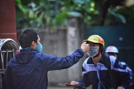 Mở lại trường, học sinh lớp 9, lớp 12 đi học đầu tiên ​
