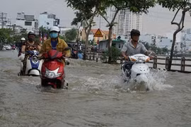 Mưa lớn và triều cường tăng nguy cơ ngập nặng cho TPHCM.