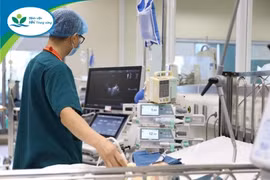 Thăm khám cho trẻ nhiễm khuẩn huyết do tụ cầu vàng tại Bệnh viện Nhi T.Ư.