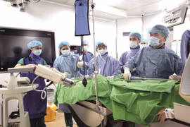 Đặt stent cứu bệnh nhân lóc tách động mạch chủ typ B