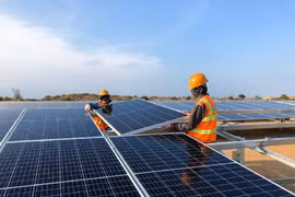 Điện mặt trời mái nhà và điện mặt trời mặt đất nối lưới vẫn vướng