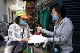 Lao động tự do khó tiếp cận gói hỗ trợ: Trên thông, dưới vướng, gỡ thế nào?