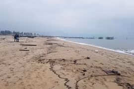 Tàu chở hàng gần 9.000 tấn chìm, khoảng 3km bờ biển có vệt cặn dầu