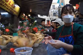 Chen chân mua gà cúng giao thừa ở khu chợ "nhà giàu" Hà Nội