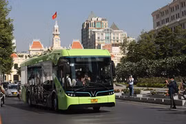 Xe buýt điện VinBus chạy trên đường phố TPHCM, chính thức phục vụ người dân từ 9/3/2022.